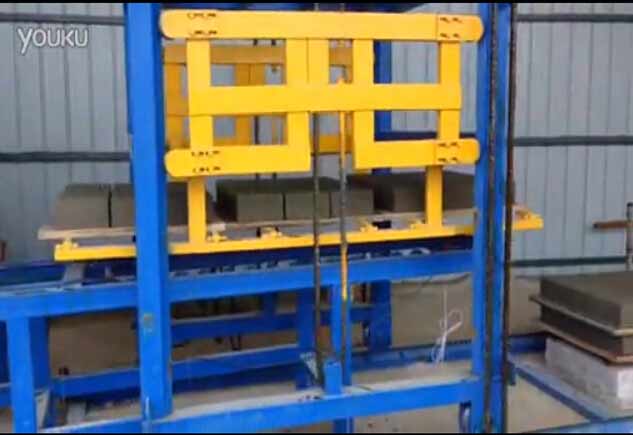 三(sān)闆碼垛(duo)QT8-15砌塊成(cheng)型機 恒(heng)興混凝(níng)土砌塊(kuài)成型機(ji)