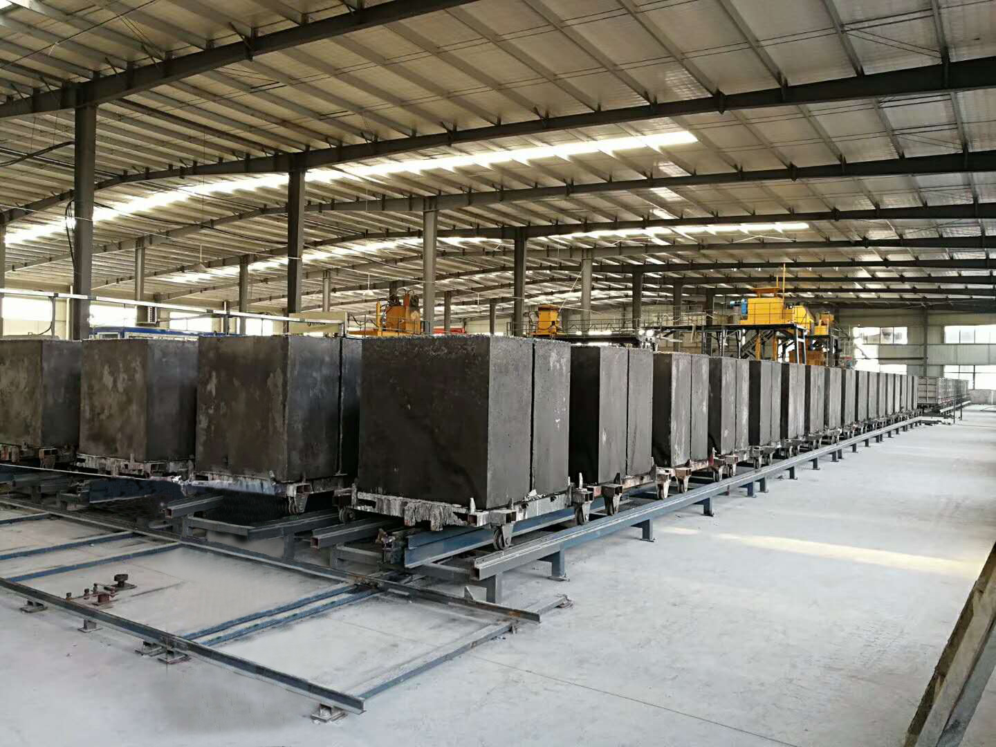 加氣塊生(sheng)産線設備  免(miǎn)蒸加氣磚設(shè)備