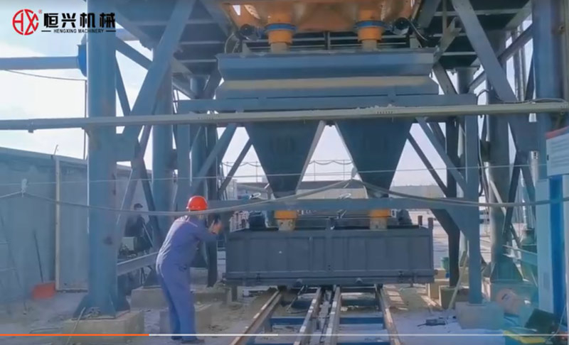 自(zi)保溫發泡(pào)磚生産線(xiàn)雙工位澆(jiāo)注新疆客(kè)戶現場